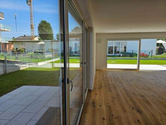 Blick Ess-, Wohnbereich und Garten