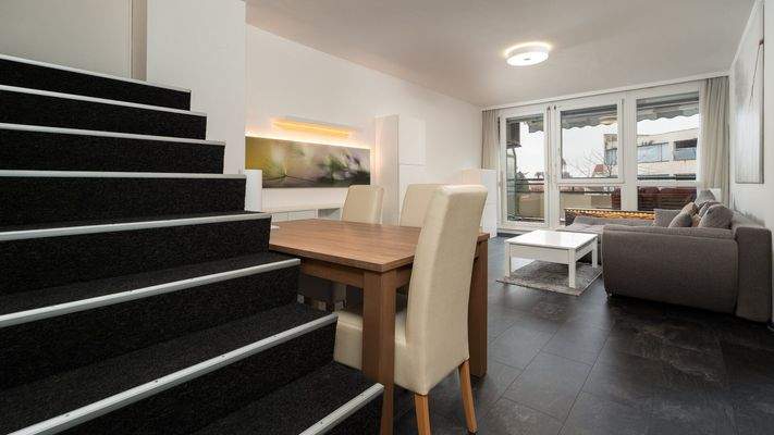 Wohnzimmer + Stiegenaufgang