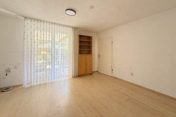 helles Schlafzimmer mit angrenzendem Ankleidezimmer