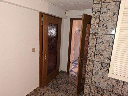 Flur im KG, Zugänge Wohn-/Schlafraum 4 + Bad