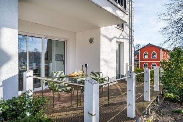 Terrasse mit Gartenmöbeln