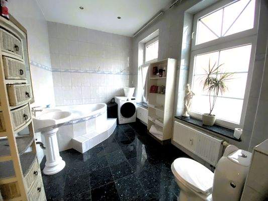 Tageslichtbad mit Wanne