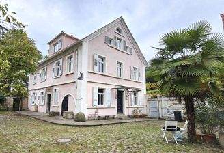 Hofansicht mit Hauptgebäude.jpg