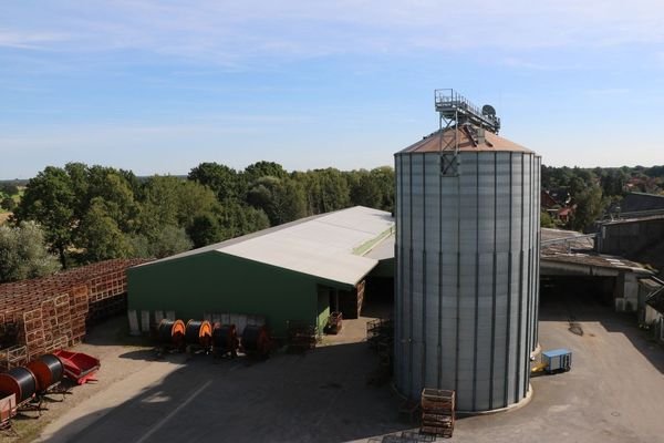 Siloanlage und Lagerhalle