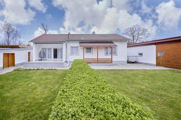 Garten mit Hausansicht