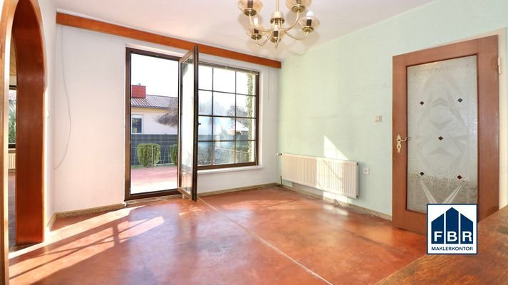 Arbeits- oder Essbereich mit Zugang zur Terrasse