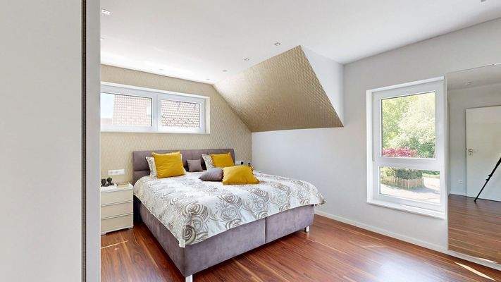 geräumiges Schlafzimmer