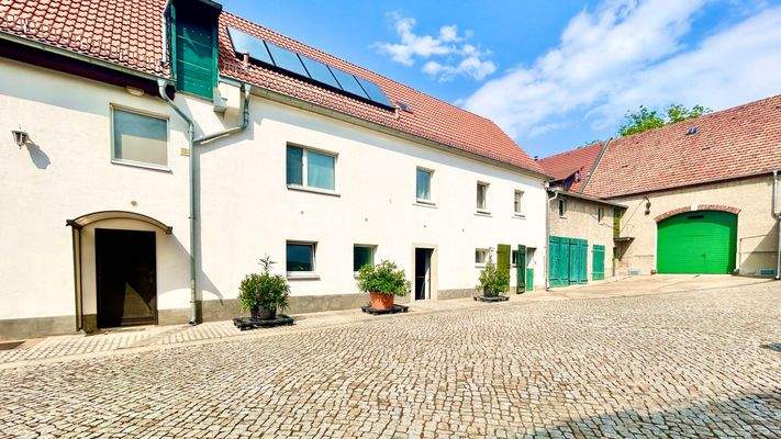 Haushälfte mit Garagen