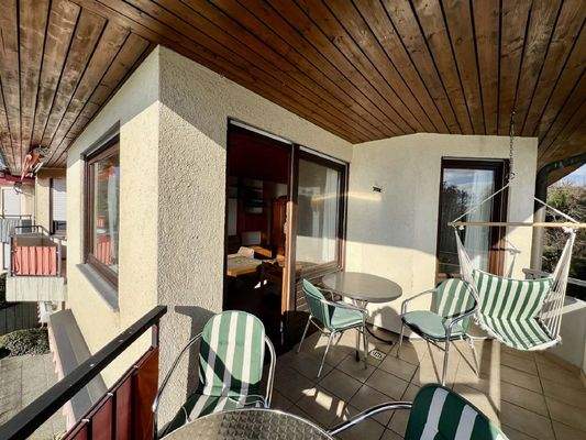 Sonniger, überdachter Balkon