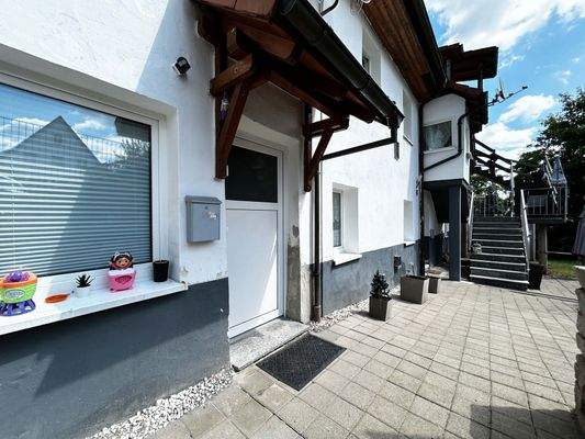 Schlichter Eingang mit Charme – hier beginnt das Ankommen