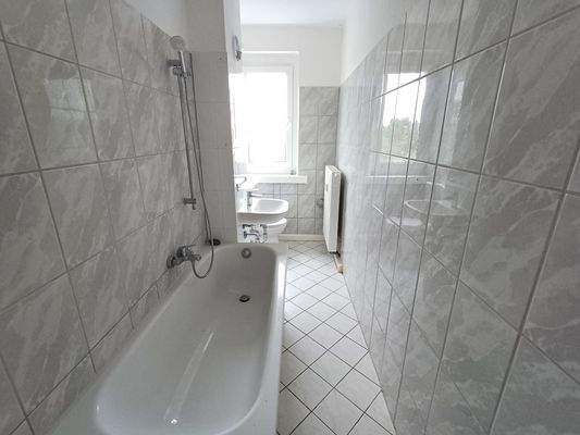 Helles Badezimmer mit Wanne