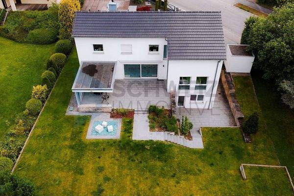 Außenansicht mit großer Terrasse