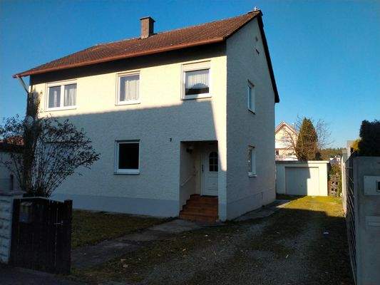 Grundstückseinfahrt mit Blick zur Garage