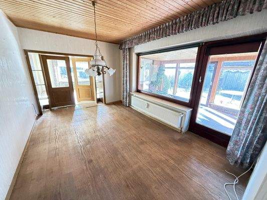 Esszimmer mit abgesacktem Boden