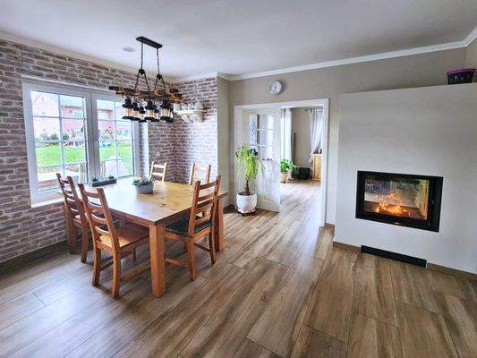 Der moderne Kamin schafft gemütliche Wärme in Küche und Wohnzimmer