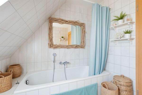 Einrichtungsbeispiel Wannenbad Dachgeschoss 