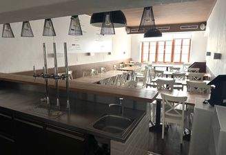 Gastraum mit Schank.jpg