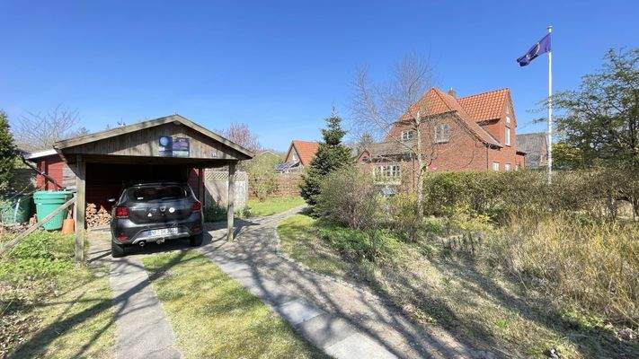 Carport mit Auffahrt