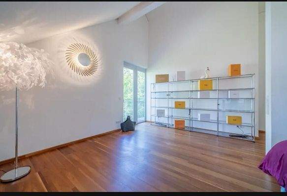 Großes Schlafzimmer mit viel Stellfläche für Schränke