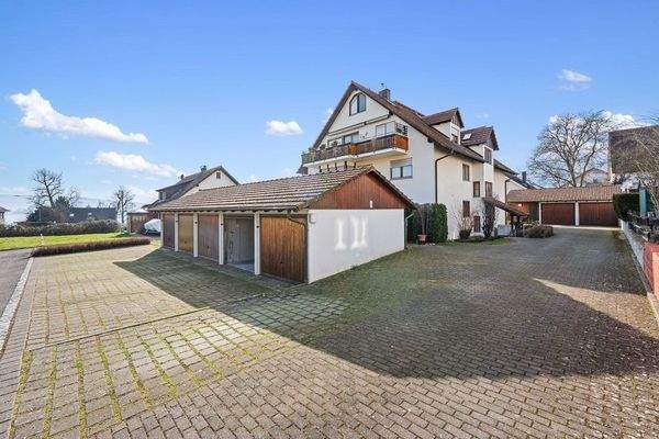 Garage und Stellplatz