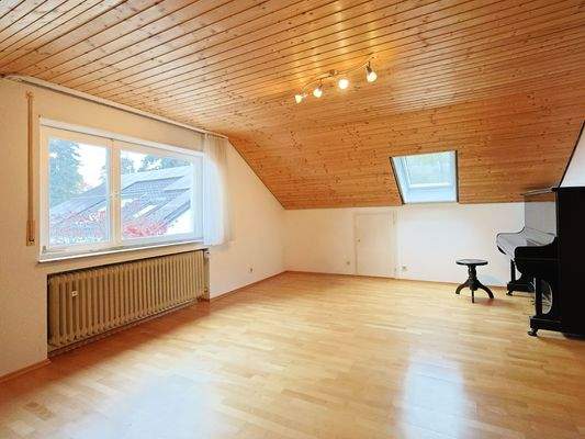 Helles, großes Schlafzimmer im Dachgeschoss