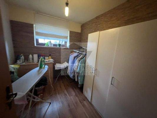 Keller Kleider-und Bügelzimmer