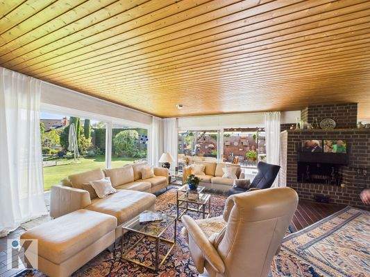 Wohnzimmer mit Kamin EG