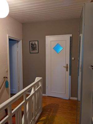 Treppenflur OG zum Westen Richtung Gästebad.jpg