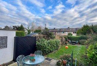 Blick auf Terrrasse und Garten