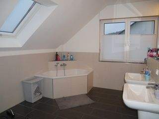 Geräumiges Tageslicht-Bad 