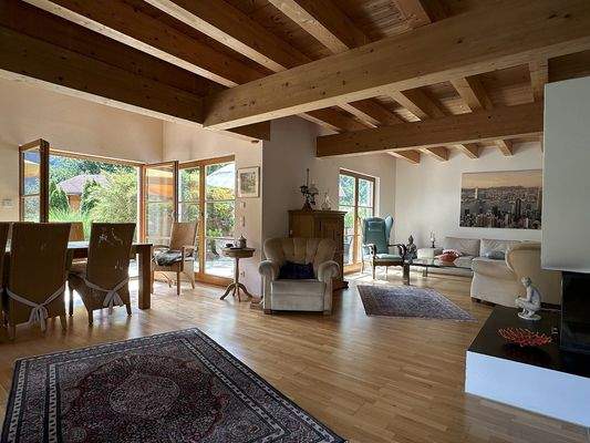 Der offene Wohn- und Essbereich mit gemütlichem Kaminofen