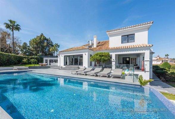 Elegante Villa mit Pool