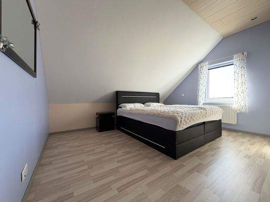 OG Schlafzimmer: Ruhiger Schlafbereich unter der Schräge für erholsame Nächte