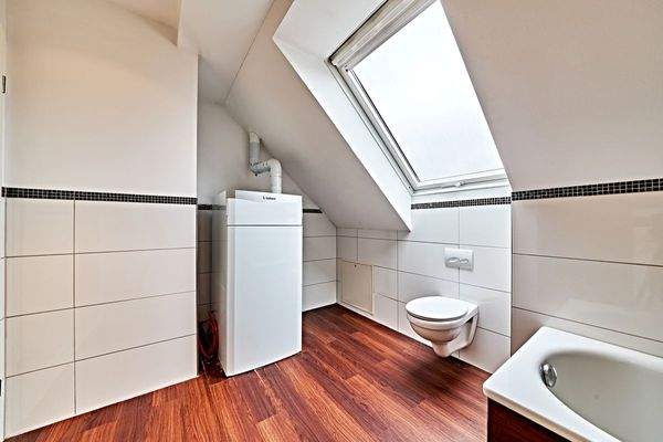 Level 2: Bathroom with natural light, bathtub and shower (en suite bathroom)