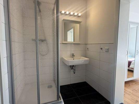 Badezimmer mit Durchgang zum Schlafzimmer 