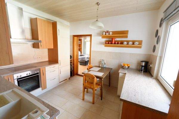 Küche, Wohnzimmer geradeaus