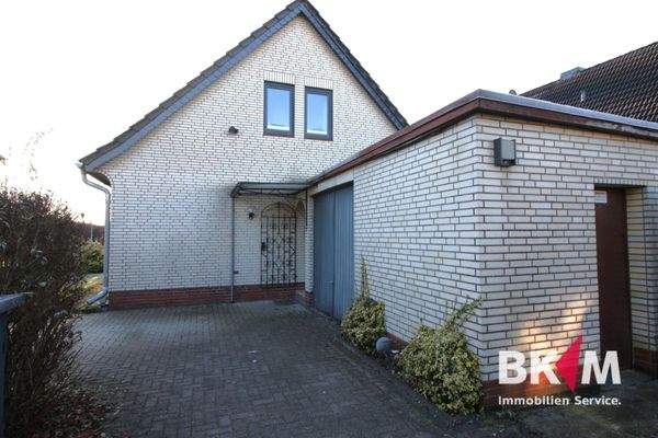 Hausansicht - Garage und Abstellraum