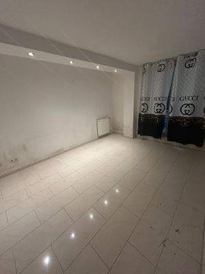 Heller Raum mit Einbauleuchten