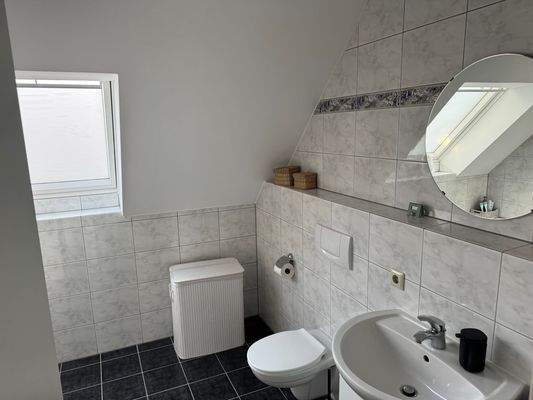 Helles Badezimmer mit Fenster