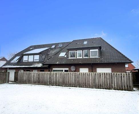 Rückseite mit Eingang zur Wohnung 3 und den Terrassen