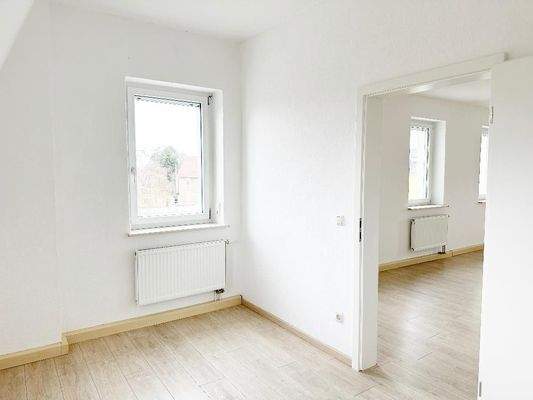 Kinder- bzw Arbeitszimmer mit Blick Richtung Wohnzimmer