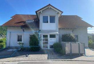 Außenansicht mit Stellplätzen