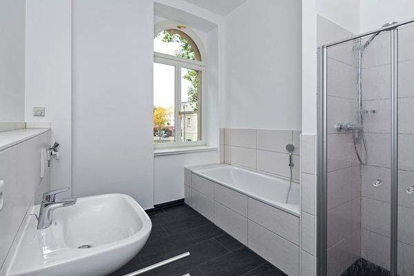 Bad mit Wanne und Dusche