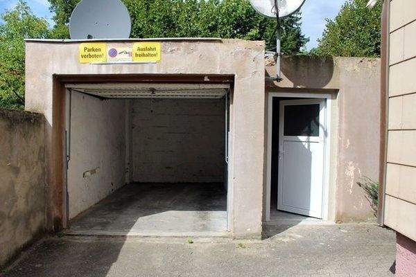  Garage und Fahrradschuppen