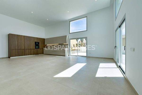 Luxe 3-Bedroom House with Private Swimming Pool in Finestrat