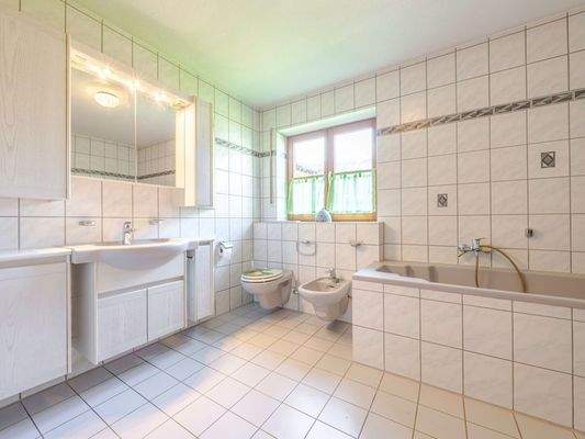 geräumiges Badezimmer im Erdgeschoss