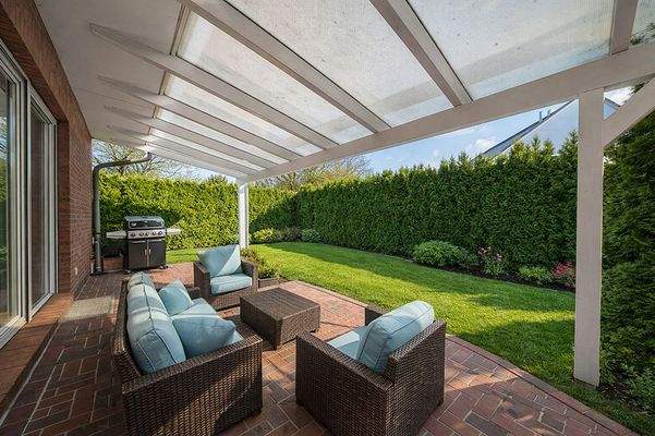 200-8699_Terrasse_a_Sommer