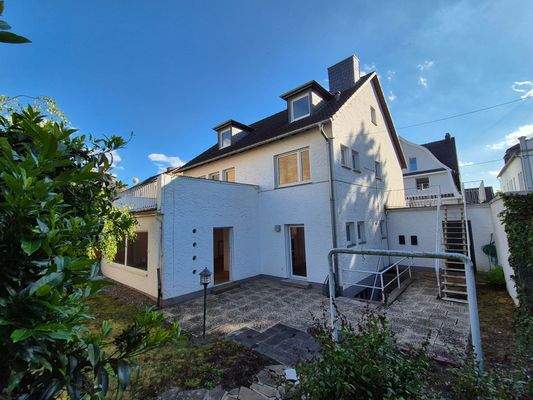 Rückseite mit Terrasse