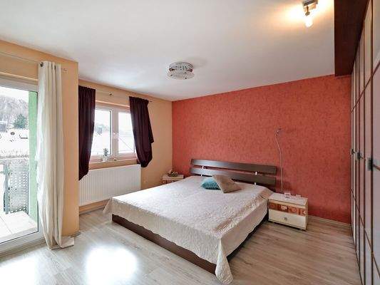 Helles, großes Schlafzimmer mit Balkonzugang und viel Platz im 1.OG