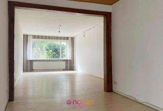 Wohnzimmer mit großem Fenster